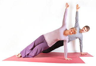 Zwei Yoga-Praktizierende bei Vasisthasana